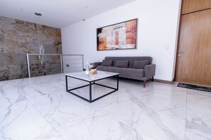 Lobby sitting area - Urban Puebla by Grupo Amber (Puebla)