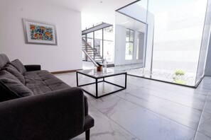 Lobby sitting area - Urban Puebla by Grupo Amber (Puebla)