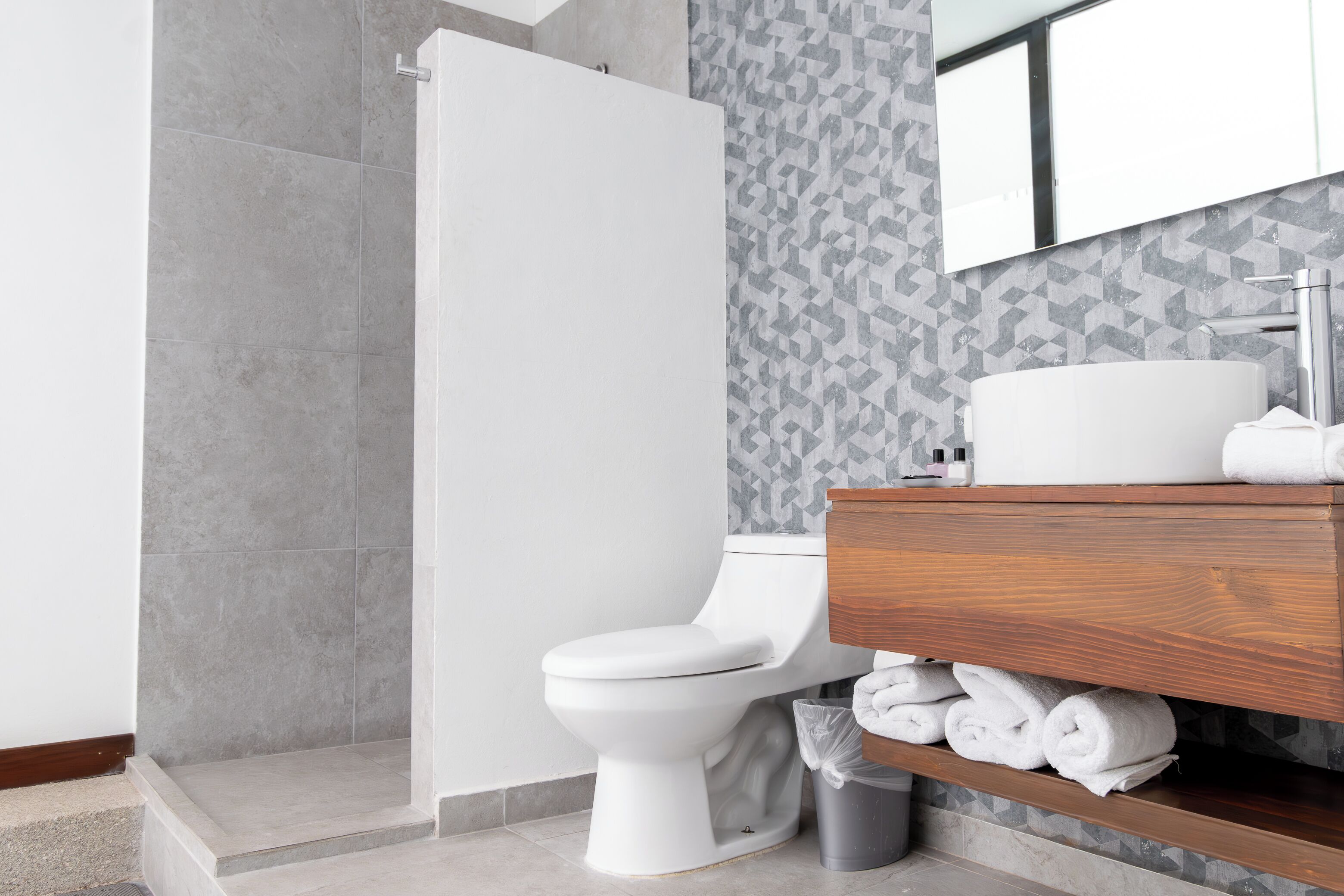 junior suite | bathroom | shower, free toiletries, hair dryer, towels