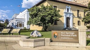 A building with a sign reading "Hot Springs National Park." - Relaxing Lake View Condo (Hot Springs)