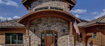 Amazing Mountain Home w/ 360 degree mountain views, hot tub and outdoor deck.  