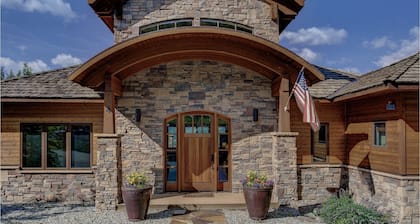 Amazing Mountain Home w/ 360 degree mountain views, hot tub and outdoor deck.