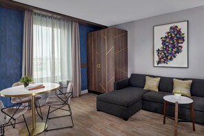 Suíte, 1 quarto | Roupas de cama premium, cofres nos quartos, escrivaninha