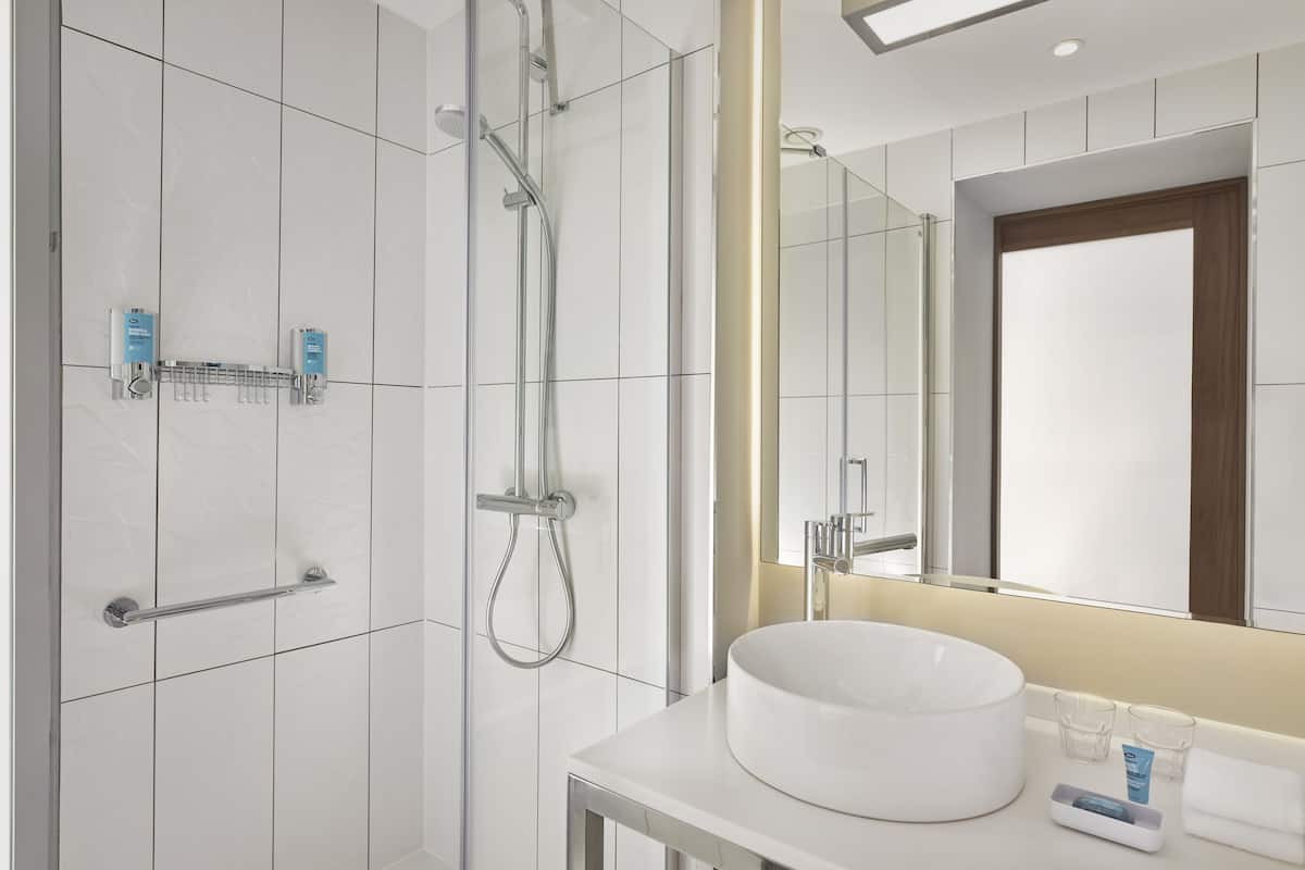 shower, rainfall showerhead, free toiletries, hair dryer