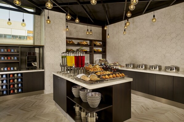 Daily buffet breakfast (GBP 15.95 per person) - Aloft Birmingham Eastside (Birmingham)