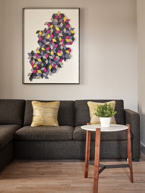 Suíte, 1 quarto | Roupas de cama premium, cofres nos quartos, escrivaninha