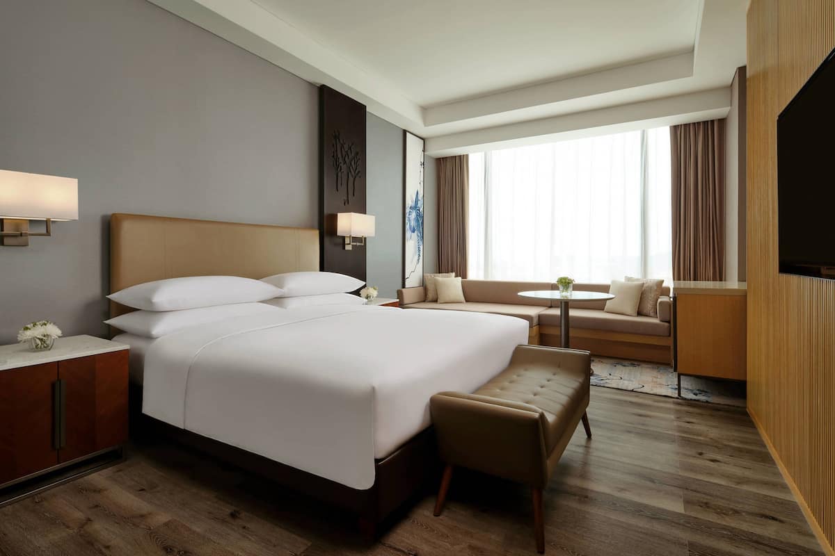 Hochwertige Bettwaren, Minibar, Zimmersafe, Schreibtisch