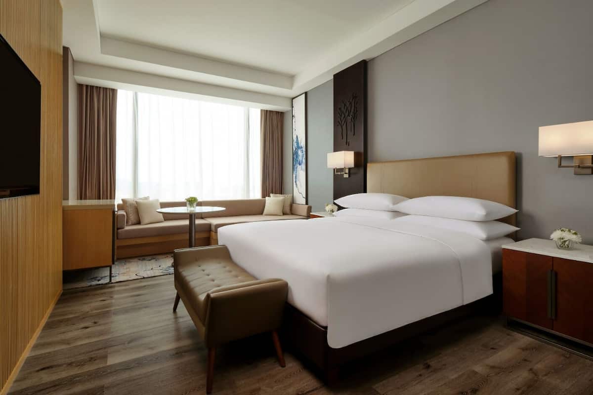 Hochwertige Bettwaren, Minibar, Zimmersafe, Schreibtisch