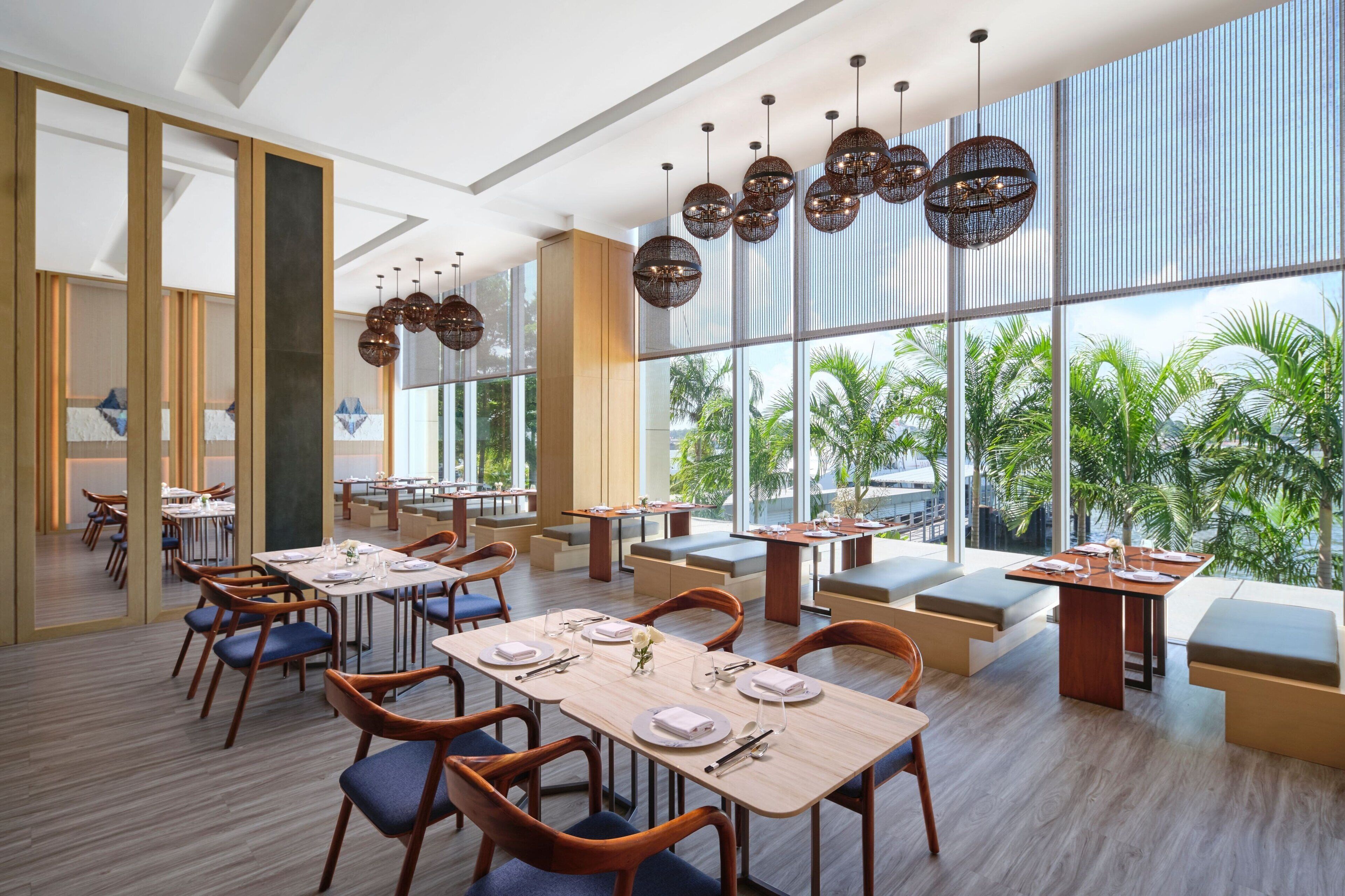 2 restaurants; breakfast and dinner served 