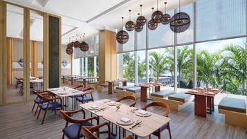 2 restaurants; breakfast and dinner served