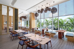 2 restaurants; breakfast and dinner served - Batam Marriott Hotel Harbour Bay (Batam)