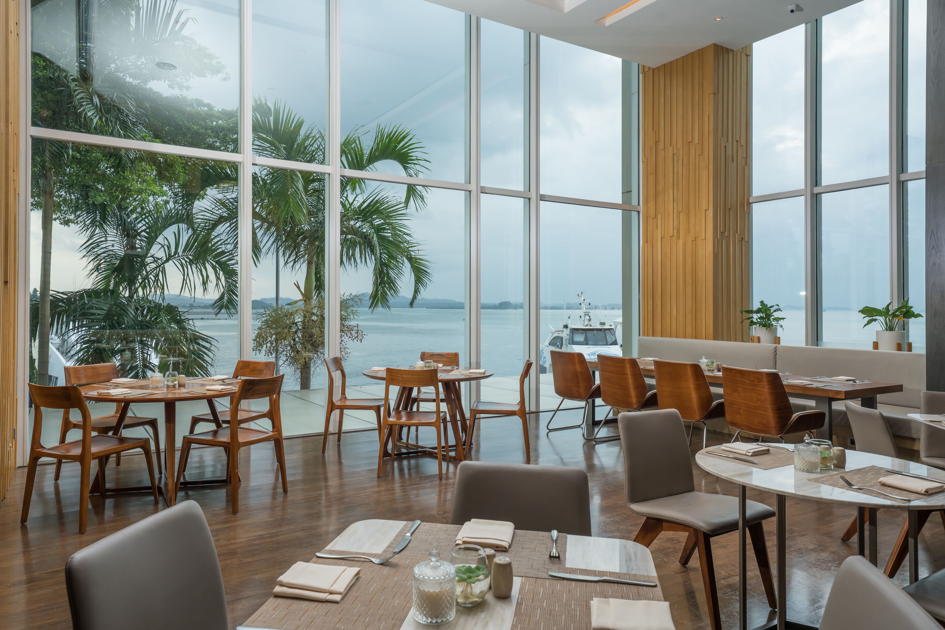 2 restaurantes; se sirven desayunos, cenas y cocina internacional 