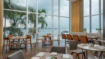 2 restaurants, breakfast, dinner served; international cuisine