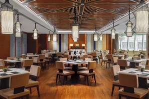 Breakfast, lunch and dinner served - Courtyard by Marriott Yinchuan (Yinchuan)