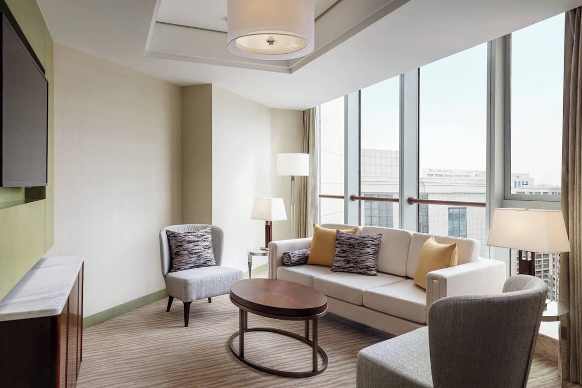 Club suite, 1 slaapkamer (Club Cloud) | Luxe beddengoed, donzen dekbedden, een minibar, een kluis op de kamer