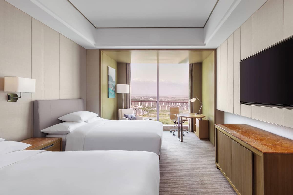 Luxe beddengoed, donzen dekbedden, een minibar, een kluis op de kamer