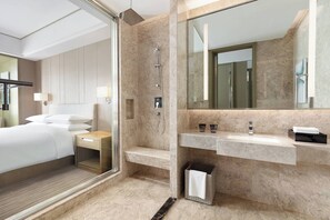 Basic Room, 1 King Bed | Bathroom
