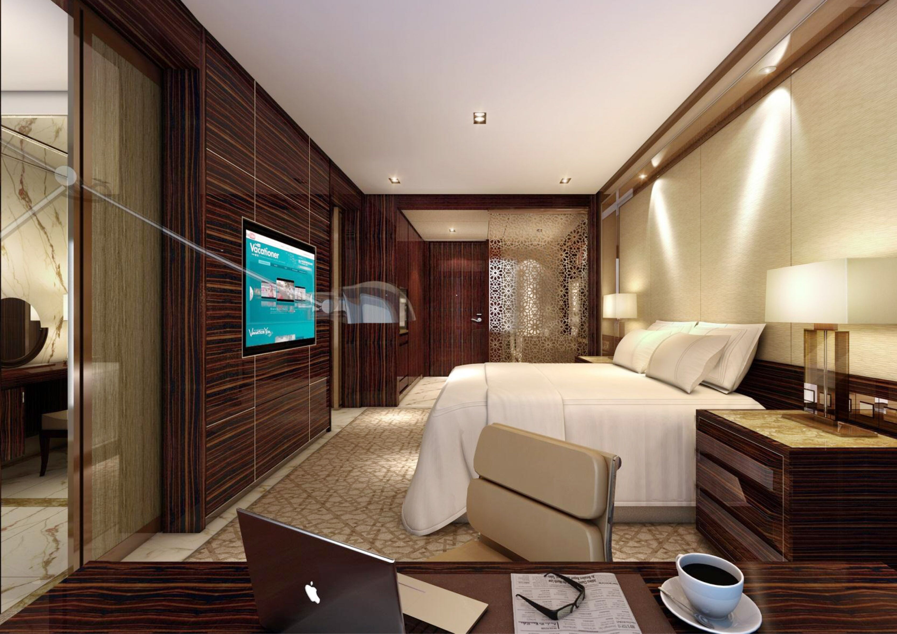 Una habitación de hotel moderna con una cama grande, un escritorio con una computadora portátil, una taza de café y un televisor mostrando un sitio web de viajes.