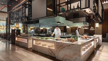 Daily buffet breakfast (CNY 168 per person)