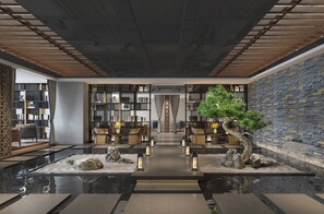 A modern interior with a central water feature, bookshelves, and a Zen garden. - Delta Hotels by Marriott Kunming (Kunming)