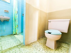 Habitación triple estándar | Baño | Ducha, artículos de higiene personal gratuitos, toallas y jabón