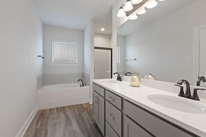 Combined shower/tub, hair dryer, towels
