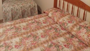 Superior Triple Room | Desk, laptop workspace, WiFi (free), individually decorated - PENSION MARI LOLI (Guardamar del Segura)