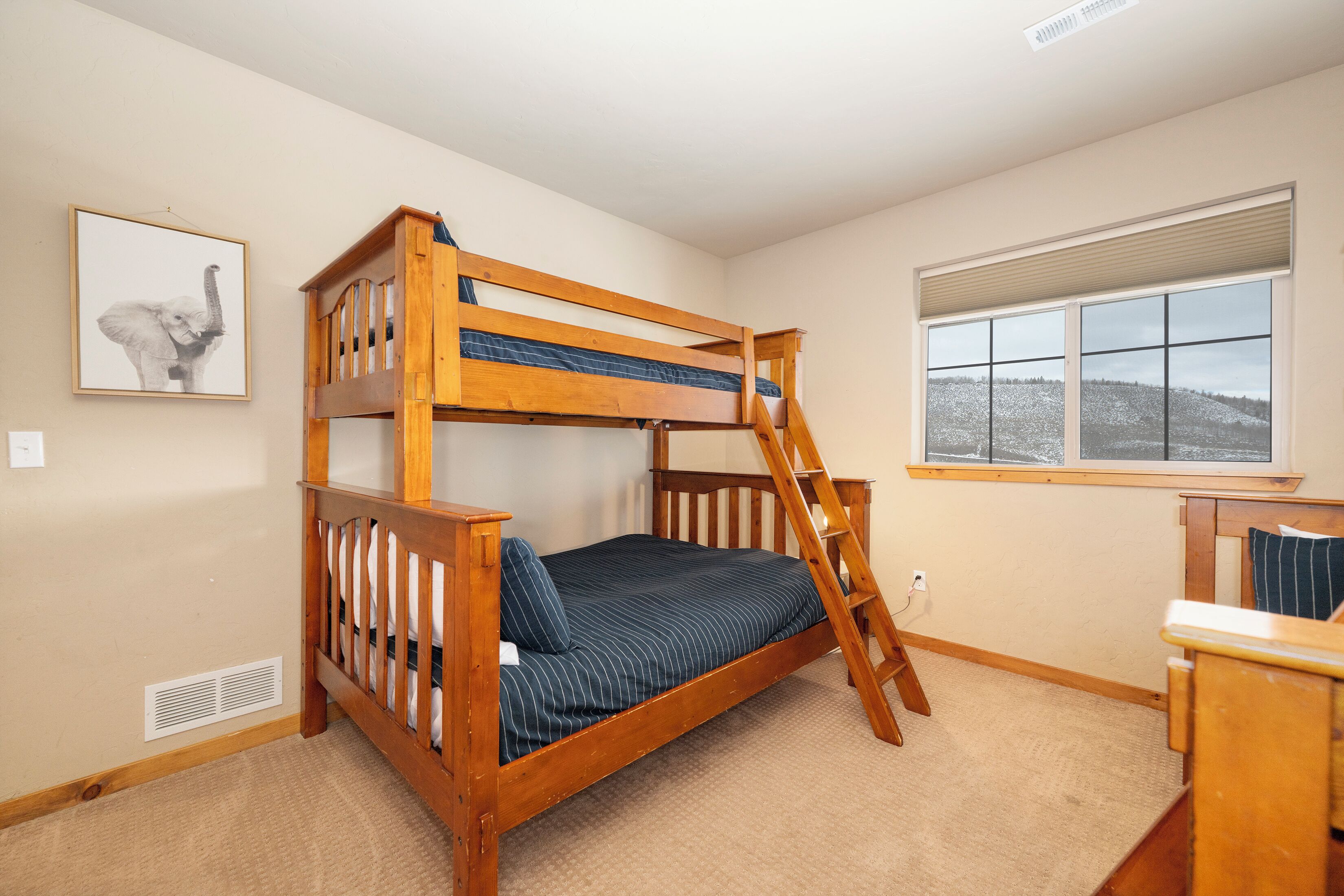 4 quartos, escrivaninha, ferros/tábuas de passar roupa, berço de viagem