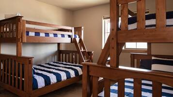 4 habitaciones, escritorio y tabla de planchar con plancha