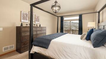 4 chambres, bureau, fer et planche à repasser, lit parapluie