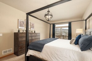 4 間睡房、書桌、熨斗/熨衫板、可攜式嬰兒床