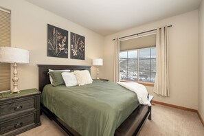 4 soverom, skrivebord, strykejern/-brett og reiseseng for barn