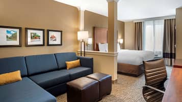 Suite, 1 très grand lit et 1 canapé-lit, non-fumeurs | Bureau, espace de travail pour ordinateur portable