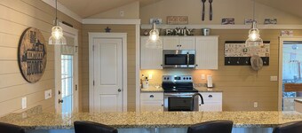 ROUGH RIVER LAKE Hot Tub, Pool, Grill, Fire Pit, Party Garage 