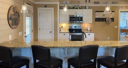 ROUGH RIVER LAKE Hot Tub, Pool, Grill, Fire Pit, Party Garage