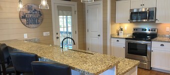 ROUGH RIVER LAKE Hot Tub, Pool, Grill, Fire Pit, Party Garage 
