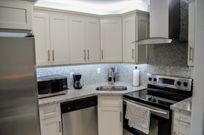 ثلاجة، ميكروويف، فرن، موقد طهي مسطح