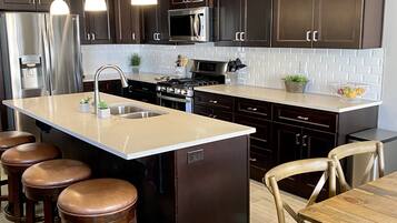 Een koelkast, een microgolfoven, een oven, een kookplaat