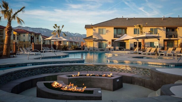 A pool area with lounge chairs and umbrellas, surrounded by buildings with a mountain backdrop. - NEW🌟Spacious, Zion Village 7BD/6BA, Sleeps 32, Pool, Lazy River, View  (Hurricane)