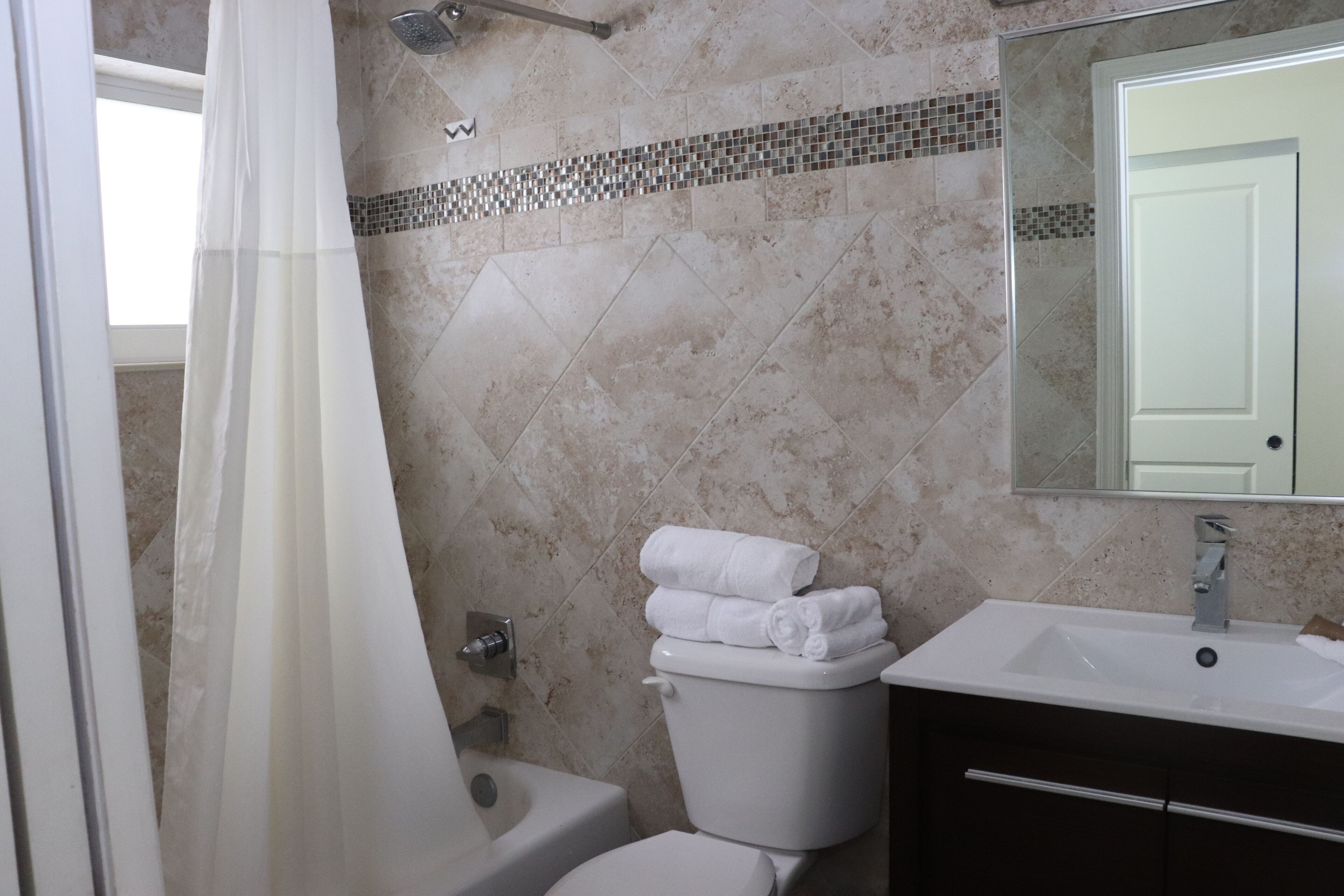 standard room | bathroom | combined shower/bathtub, free toiletries, hair dryer, towels