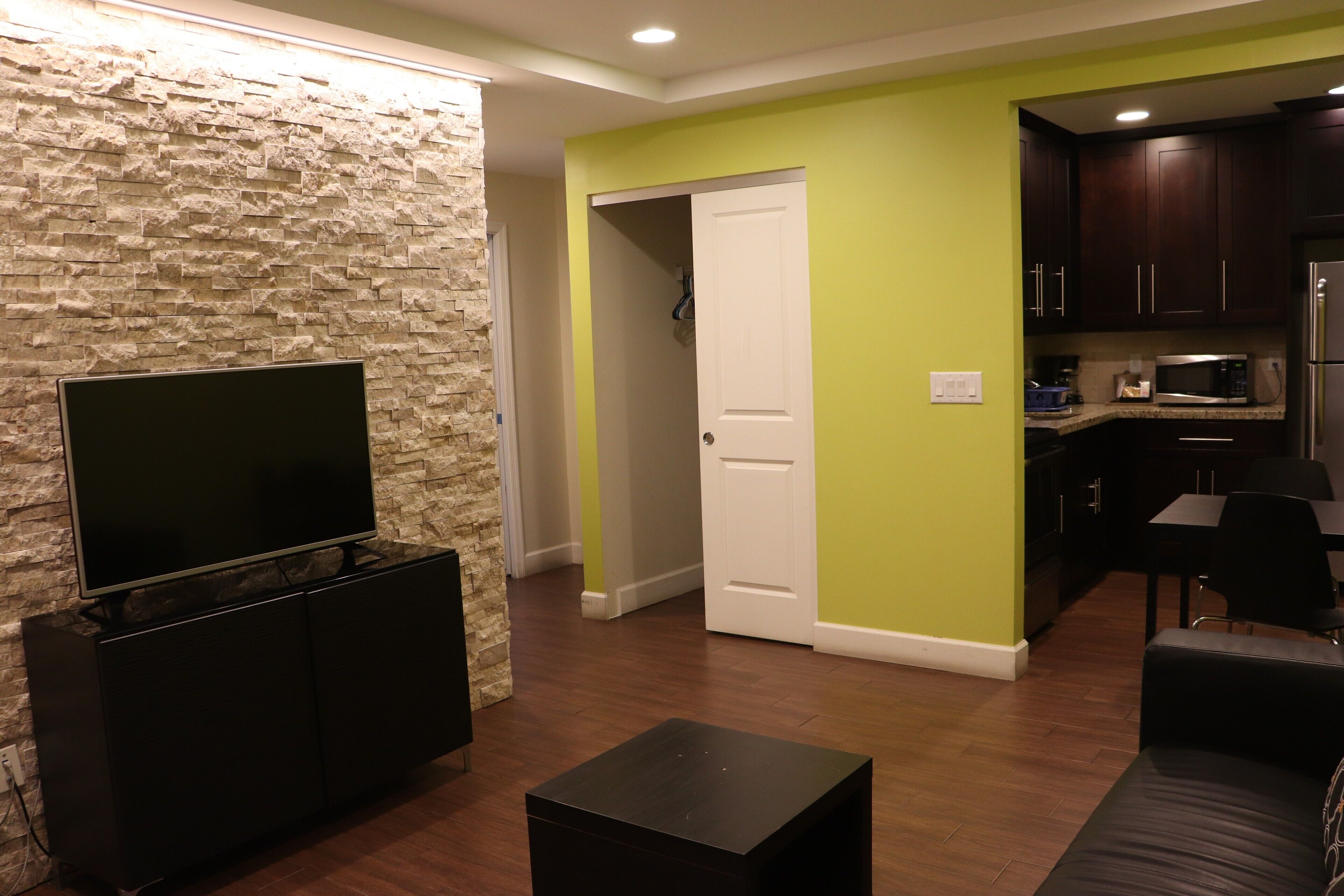 deluxe studio suite | living area | 42-inch lcd tv with cable channels, tv