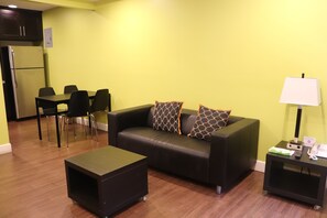 Studiosuite – deluxe | Oppholdsrom | En 42-tommers LCD-TV med kabel-kanaler samt TV