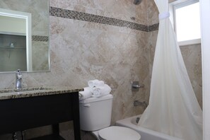 Superior Double or Twin Room | Bathroom | Combined shower/tub, free toiletries, hair dryer, towels - Curtis Inn & Suites (Hollywood)