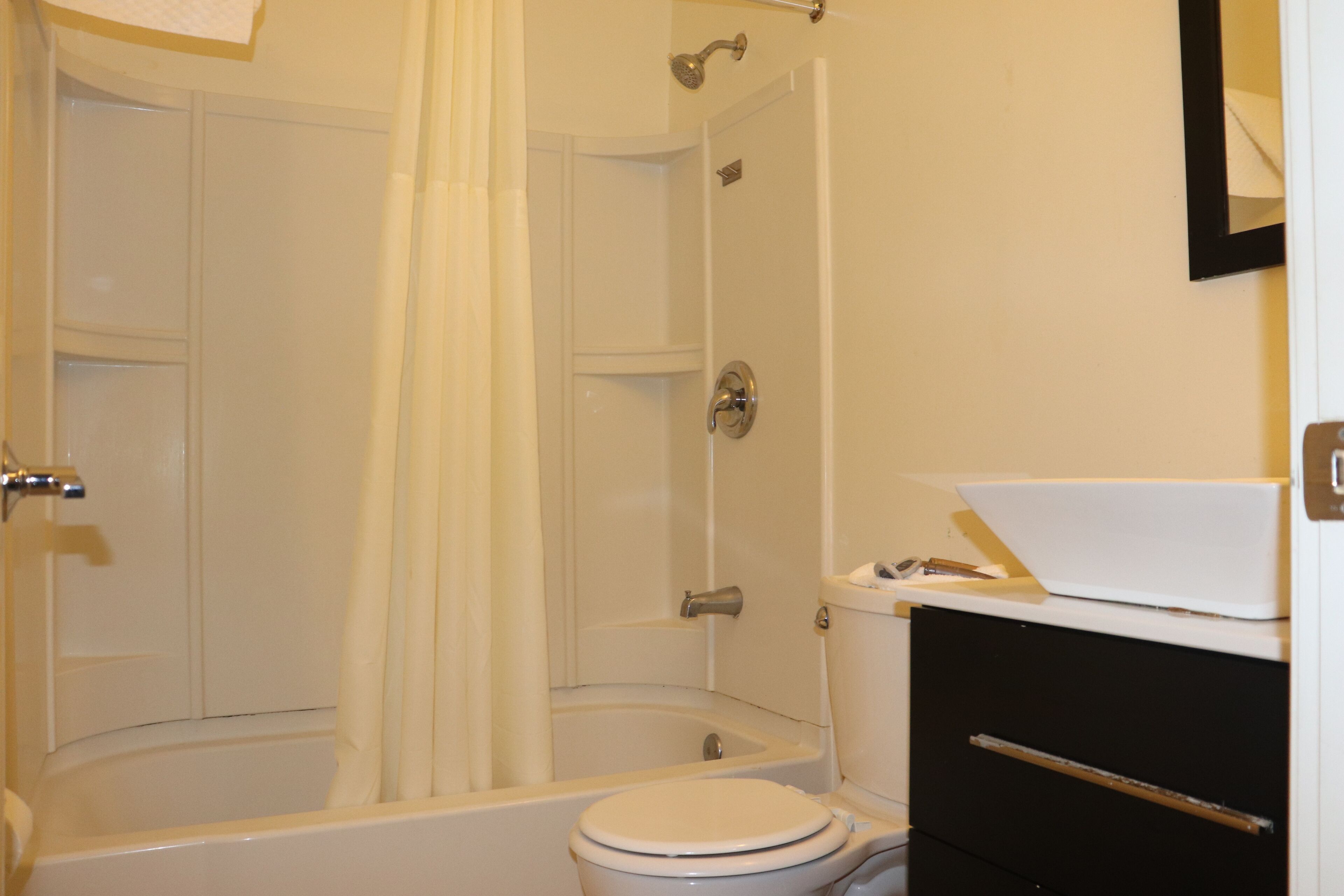 Une salle de bain avec une baignoire, des toilettes et un lavabo.