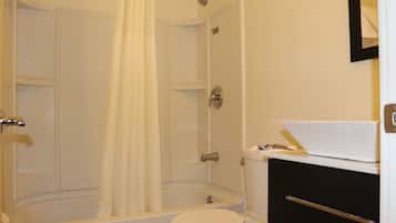 Une salle de bain avec une baignoire, des toilettes et un lavabo.