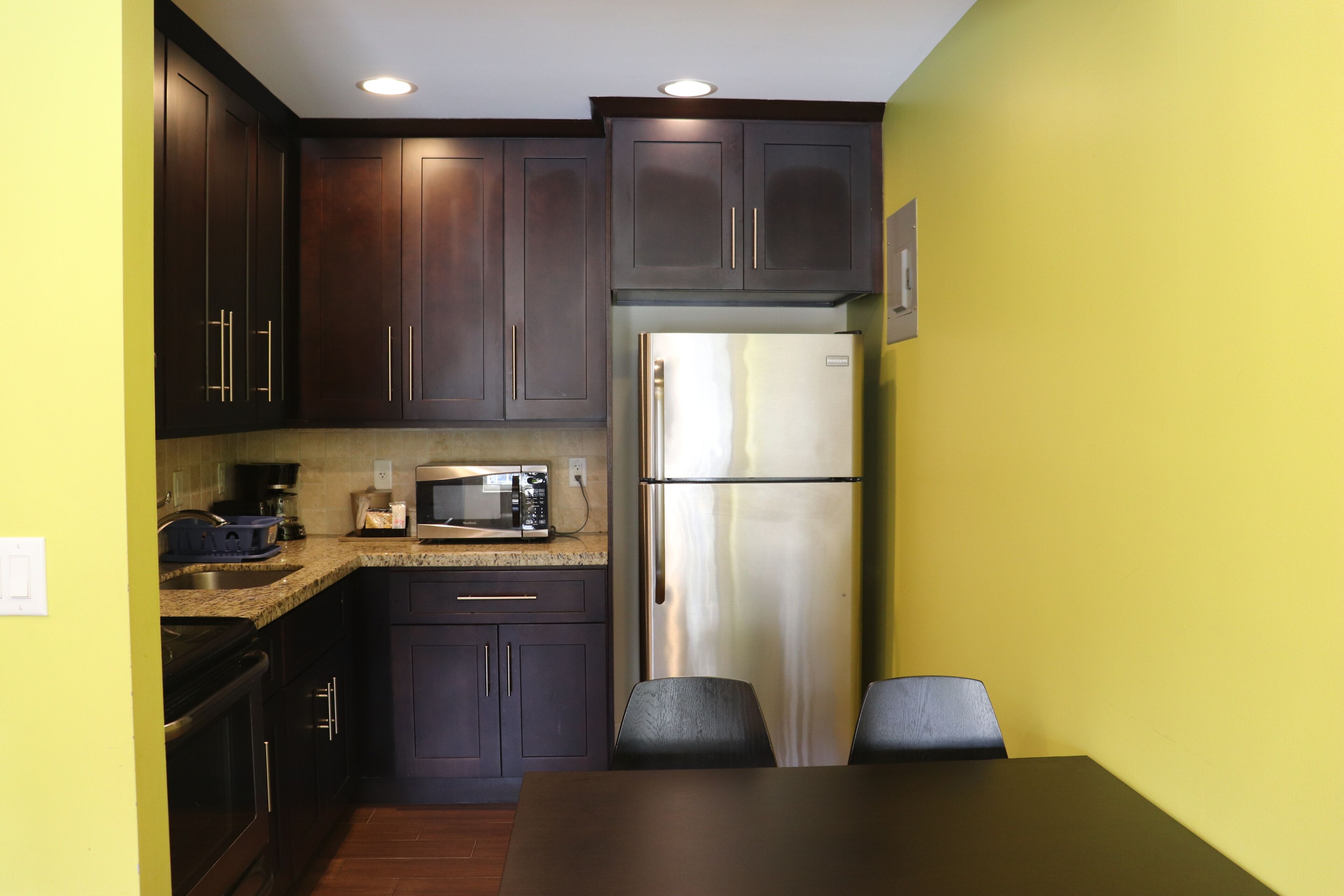 deluxe studio suite | private kitchen | full-sized fridge, microwave, oven, stovetop