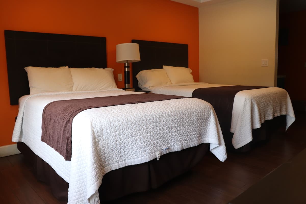 Escritorio, wifi gratis y ropa de cama 