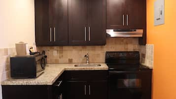 Habitación superior con 1 cama doble o 2 individuales | Cocina básica privada | Frigorífico grande, microondas, horno y placa de cocina