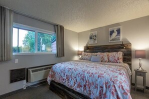 1 bedroom, desk, iron/ironing board, WiFi - River Views + Prime Bend Location (Bend)