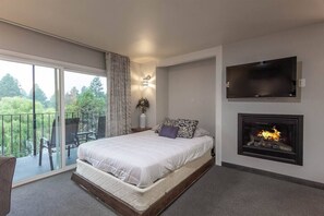 1 bedroom, desk, iron/ironing board, WiFi - River Views + Prime Bend Location (Bend)